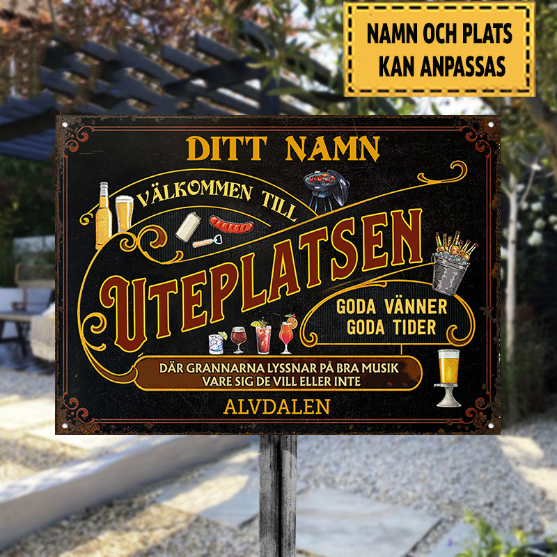 Uteplatsen Goda Vänner Goda Tider Svart Klassisk metallskylt