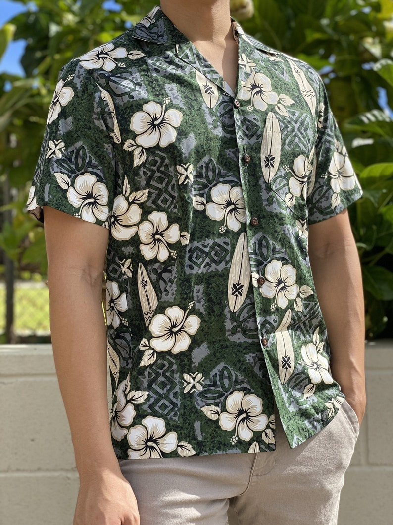 Aloha Hawaii-Shirt mit Hibiskusblüten und Surfbrett, grüne Farbe