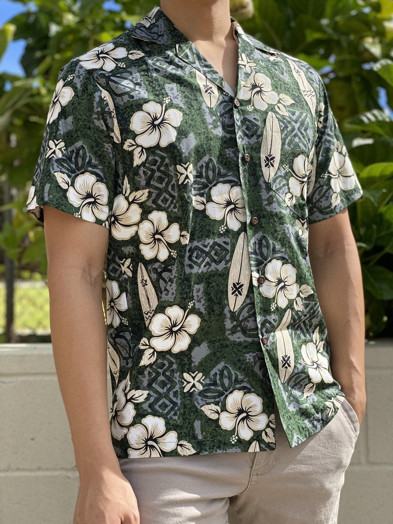 Chemise Aloha Hawaïenne avec Fleurs d'Hibiscus et Planche de Surf, Couleur Verte