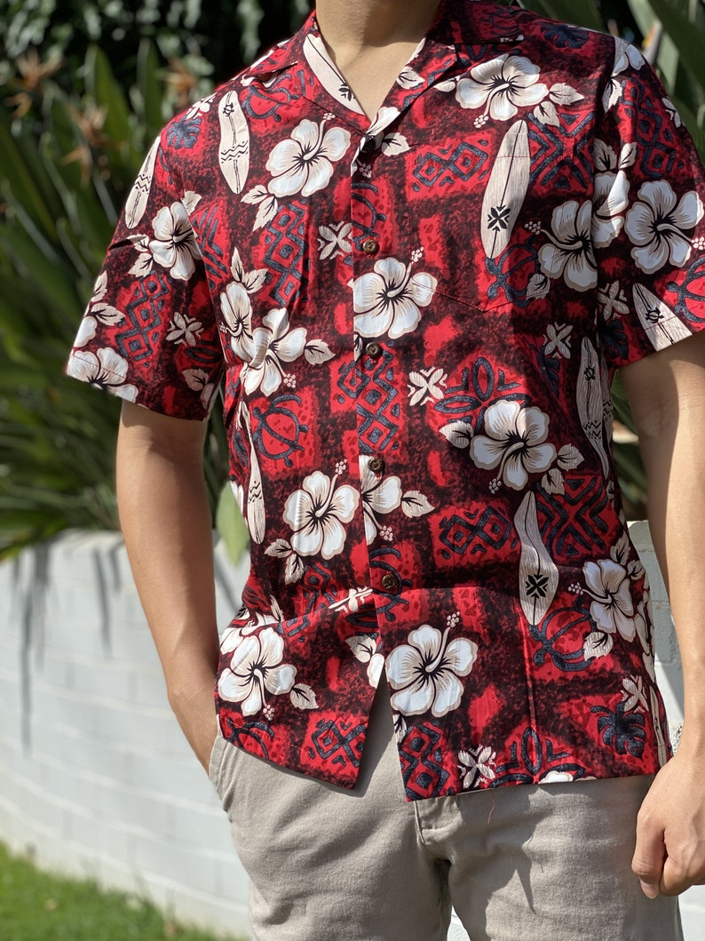 Chemise Aloha Hawaïenne avec Fleurs d'Hibiscus et Planche de Surf, Couleur Rouge