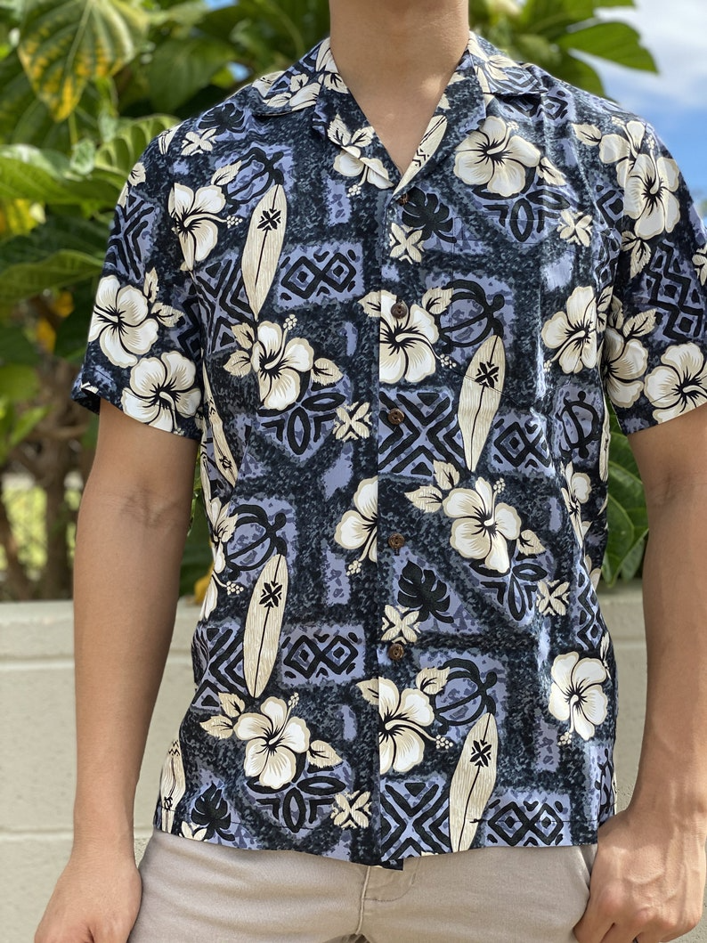 Chemise Aloha Hawaïenne avec Fleurs d'Hibiscus et Planche de Surf, Couleur Bleue