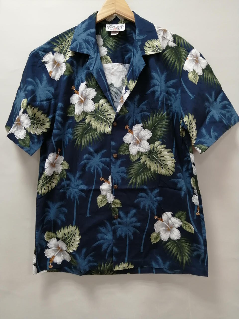Hawaii-Hemd mit weißem Hibiskus und tropischen Palmen