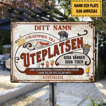 Välkommen Till Uteplatsen Goda Vänner Goda Tider Klassisk metallskylt