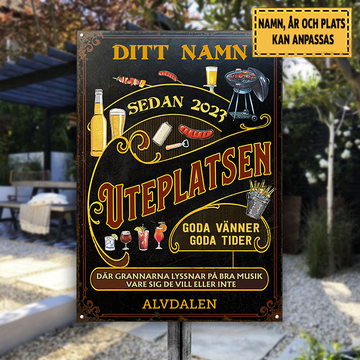 Uteplatsen Goda Vänner Goda Tider Svart 2 Klassisk metallskylt