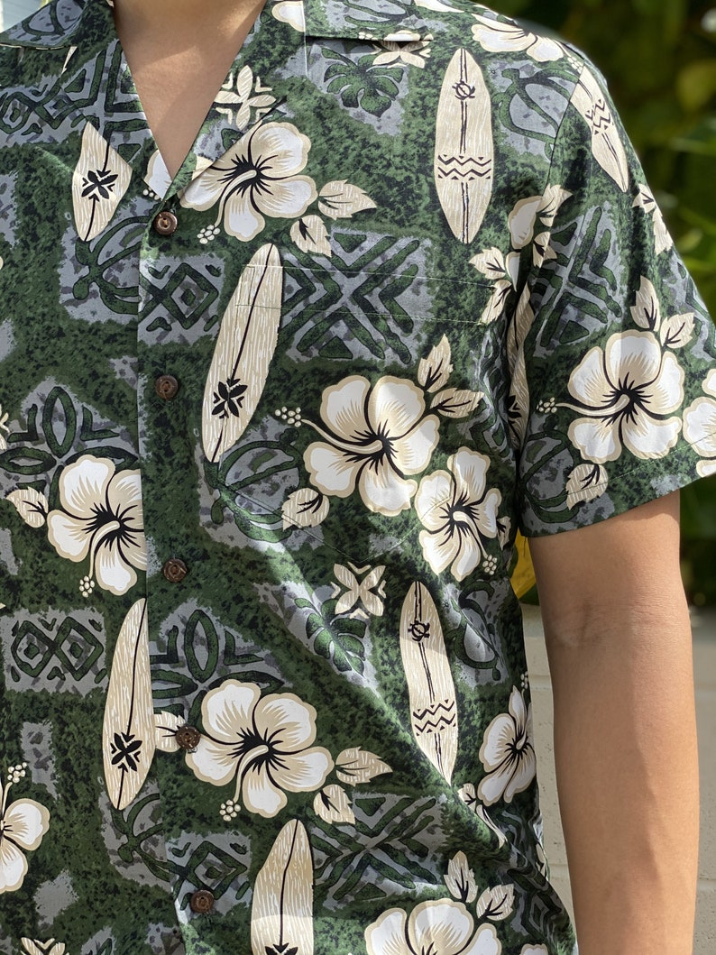 Chemise Aloha Hawaïenne avec Fleurs d'Hibiscus et Planche de Surf, Couleur Verte