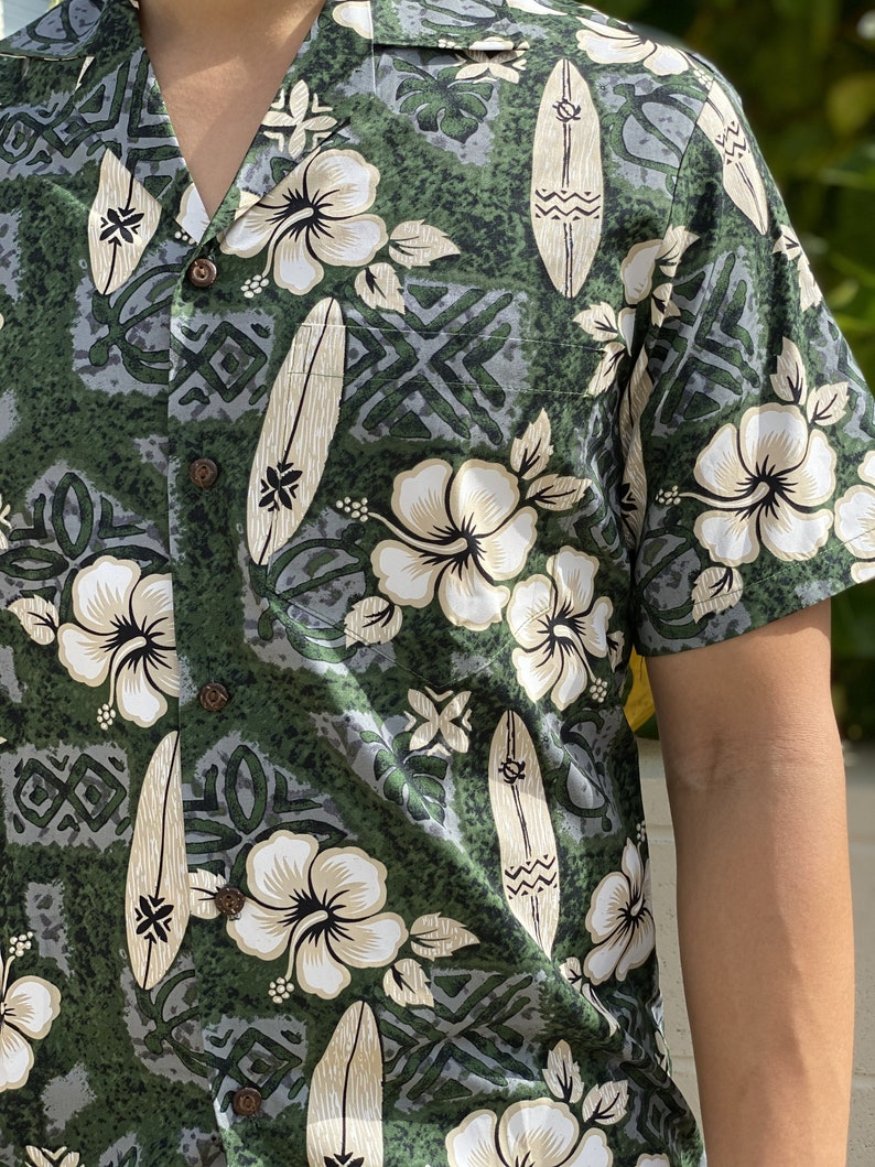 Chemise Aloha hawaïenne avec fleurs d'hibiscus et planche de surf, couleur verte