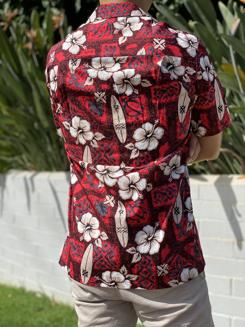 Chemise Aloha Hawaïenne avec Fleurs d'Hibiscus et Planche de Surf, Couleur Rouge