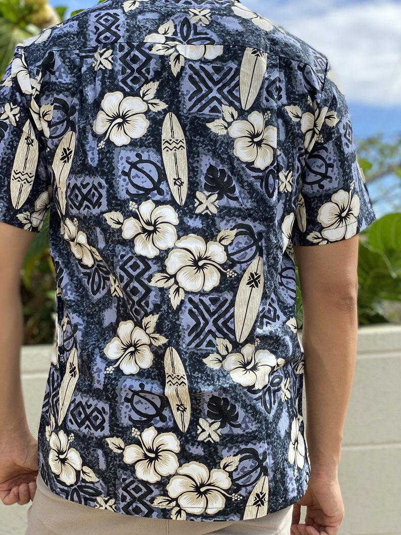 Chemise Aloha Hawaïenne avec Fleurs d'Hibiscus et Planche de Surf, Couleur Bleue